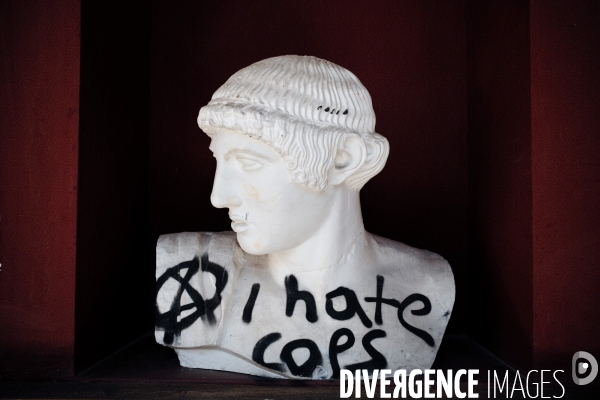 Les statues en colére de l école polytechnique d Athènes