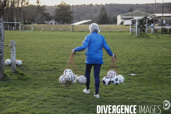 Les Reines du foot, une équipe féminine avec des personnes de plus de 50 ans