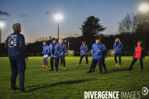 Les Reines du foot, une équipe féminine avec des personnes de plus de 50 ans