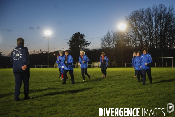 Les Reines du foot, une équipe féminine avec des personnes de plus de 50 ans
