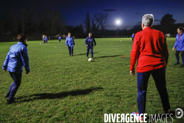 Les Reines du foot, une équipe féminine avec des personnes de plus de 50 ans