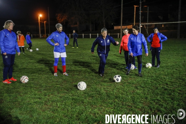 Les Reines du foot, une équipe féminine avec des personnes de plus de 50 ans