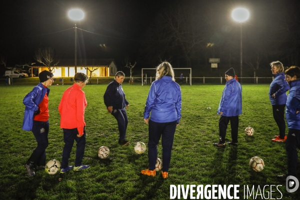 Les Reines du foot, une équipe féminine avec des personnes de plus de 50 ans