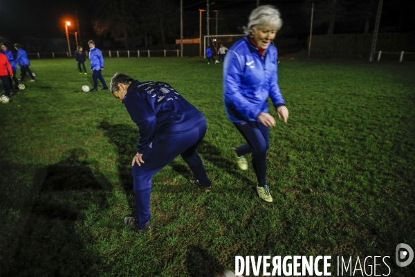 Les Reines du foot, une équipe féminine avec des personnes de plus de 50 ans
