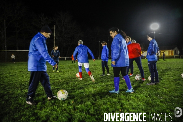 Les Reines du foot, une équipe féminine avec des personnes de plus de 50 ans