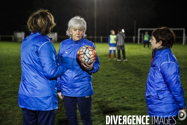 Les Reines du foot, une équipe féminine avec des personnes de plus de 50 ans