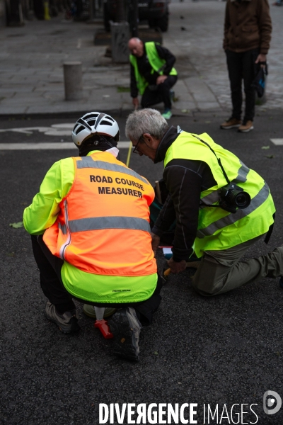 Mesureurs officiels pour le Marathon de Paris lors de JO 2024.