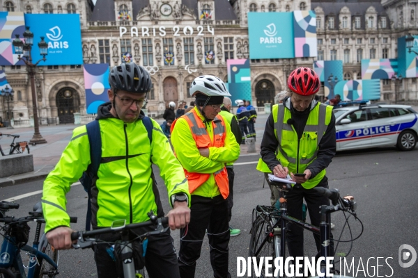 Mesureurs officiels pour le Marathon de Paris lors de JO 2024.