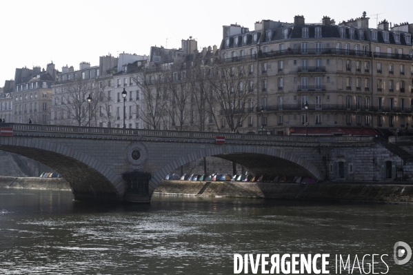 Campement sur les quais de Seine