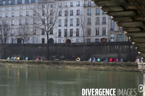 Campement sur les quais de Seine