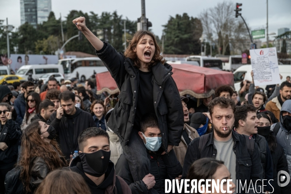 Istanbul : Manifestations d étudiants après l arresation du maire.