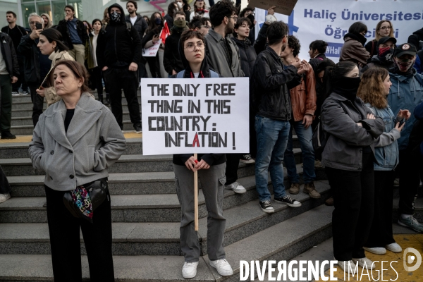 Istanbul : Manifestations d étudiants après l arresation du maire.