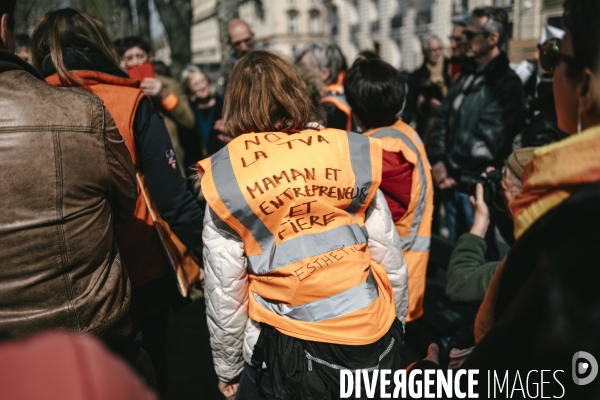 Manifestation d auto-entrepreneurs contre l abaissement du seuil d exonération