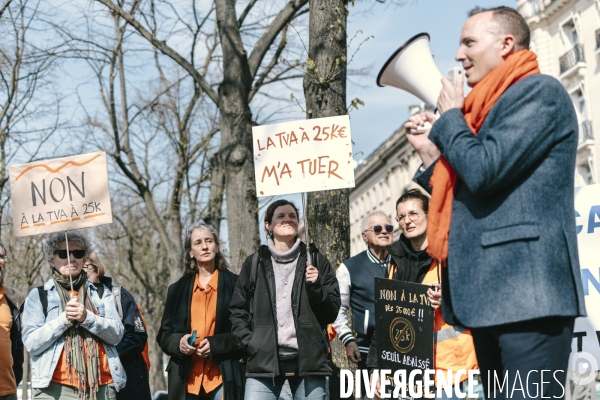 Manifestation d auto-entrepreneurs contre l abaissement du seuil d exonération