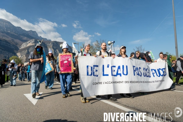 Manifestation Festive  De l eau, pas des puces  à Bernin en Isère, Mars 2025