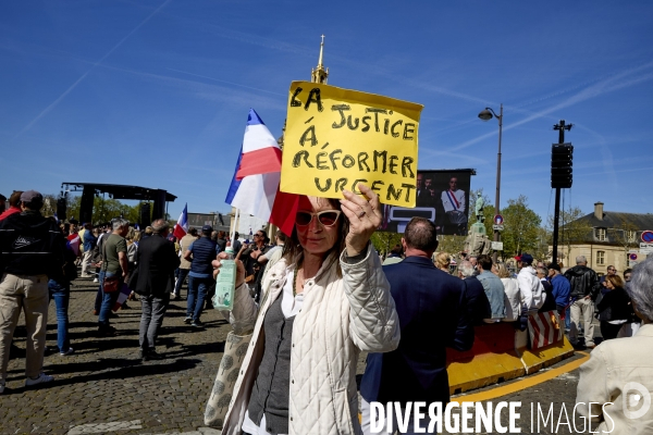 Rassemblement national à Paris pour soutenir Marine Le Pen