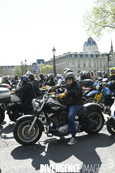 Manifestation des motards  des gueux  à Paris contre les ZFE