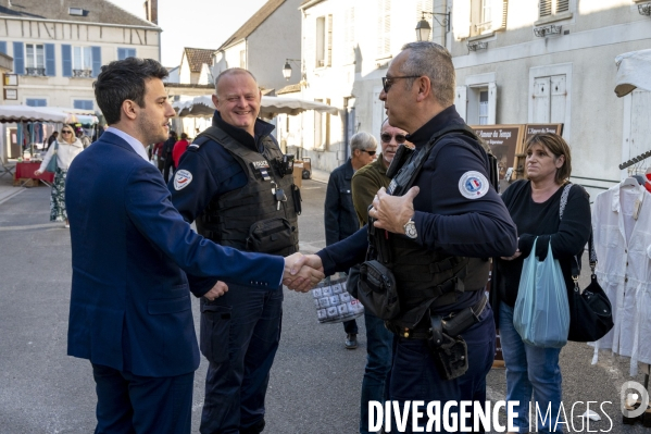 Condamnation de Marine Le Pen. Militants RN et le député Julien Limongi sur le marché.