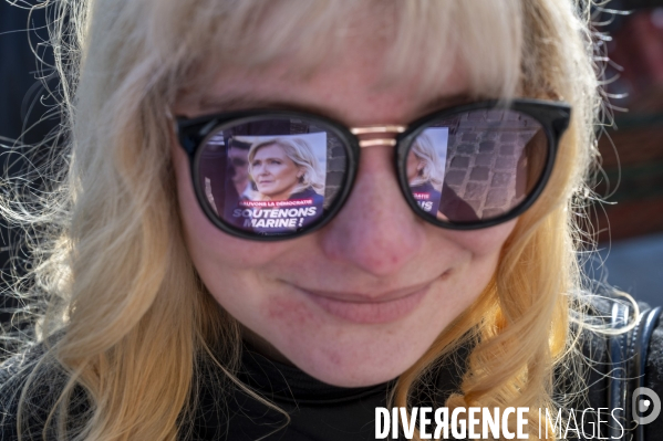 Condamnation de Marine Le Pen. Militants RN et le député Julien Limongi sur le marché.