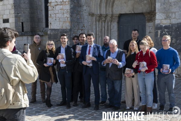 Condamnation de Marine Le Pen. Militants RN et le député Julien Limongi sur le marché.