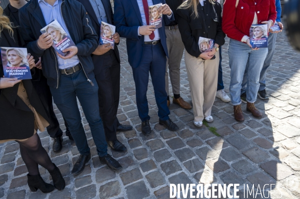 Condamnation de Marine Le Pen. Militants RN et le député Julien Limongi sur le marché.