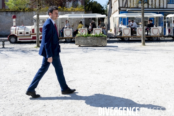 Condamnation de Marine Le Pen. Militants RN et le député Julien Limongi sur le marché.