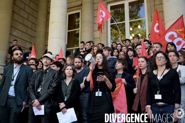 Rassemblement de collaborateurs parlementaires contre le magazine frontieres