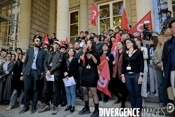 Rassemblement de collaborateurs parlementaires contre le magazine frontieres