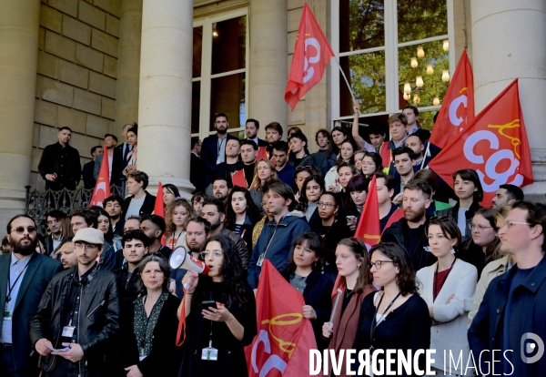Rassemblement de collaborateurs parlementaires contre le magazine frontieres