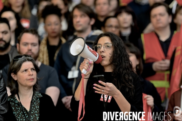 Rassemblement de collaborateurs parlementaires contre le magazine frontieres