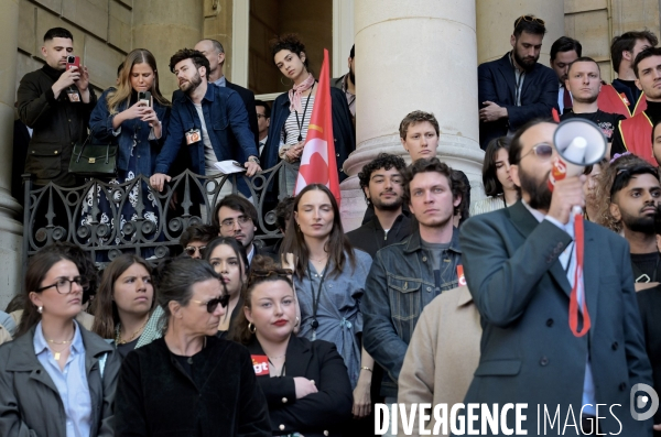 Rassemblement de collaborateurs parlementaires contre le magazine frontieres