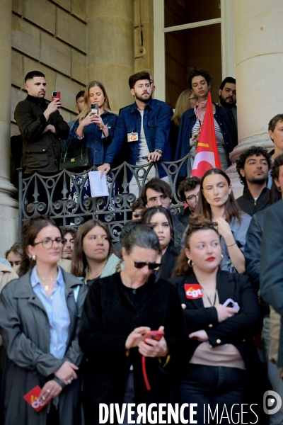 Rassemblement de collaborateurs parlementaires contre le magazine frontieres