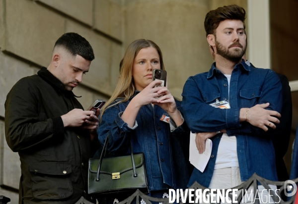 Rassemblement de collaborateurs parlementaires contre le magazine frontieres