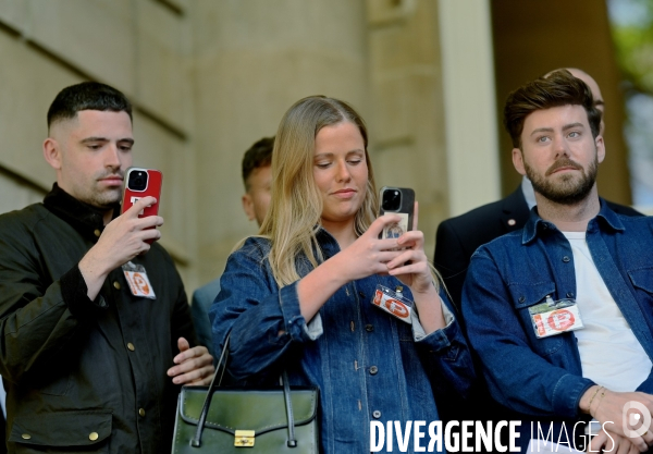 Rassemblement de collaborateurs parlementaires contre le magazine frontieres