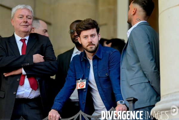 Rassemblement de collaborateurs parlementaires contre le magazine frontieres