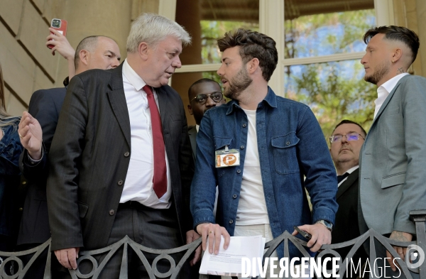 Rassemblement de collaborateurs parlementaires contre le magazine frontieres