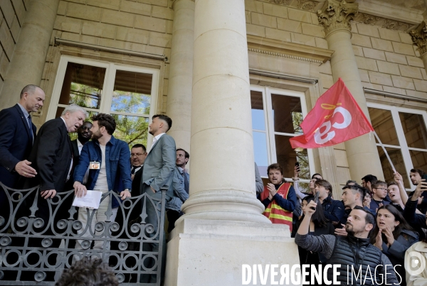 Rassemblement de collaborateurs parlementaires contre le magazine frontieres