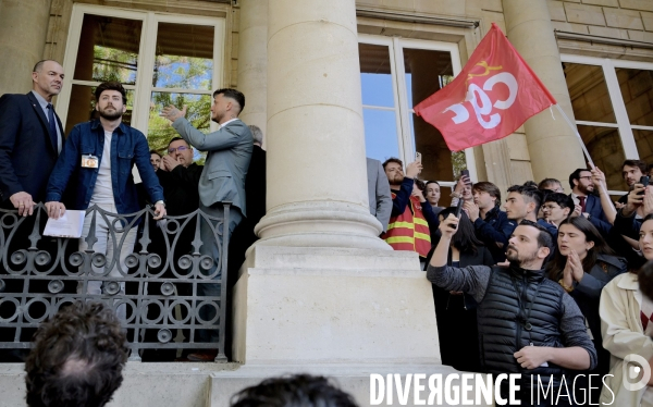 Rassemblement de collaborateurs parlementaires contre le magazine frontieres