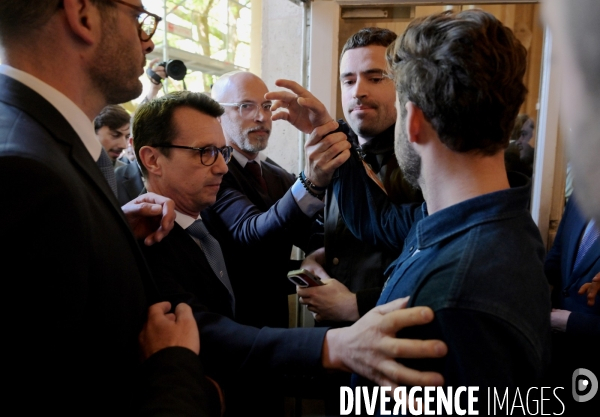 Rassemblement de collaborateurs parlementaires contre le magazine frontieres