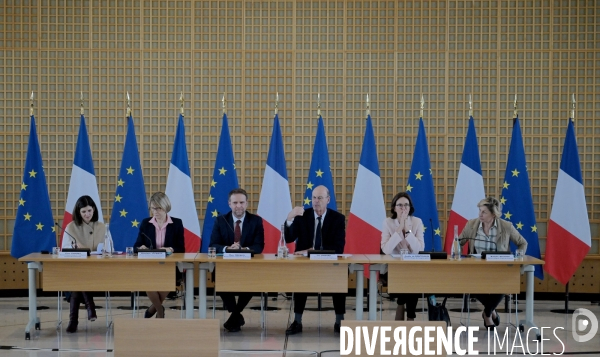 Réunion des acteurs économiques sur la hausse des droits de douane américains