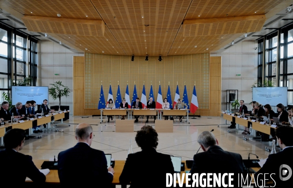 Réunion des acteurs économiques sur la hausse des droits de douane américains
