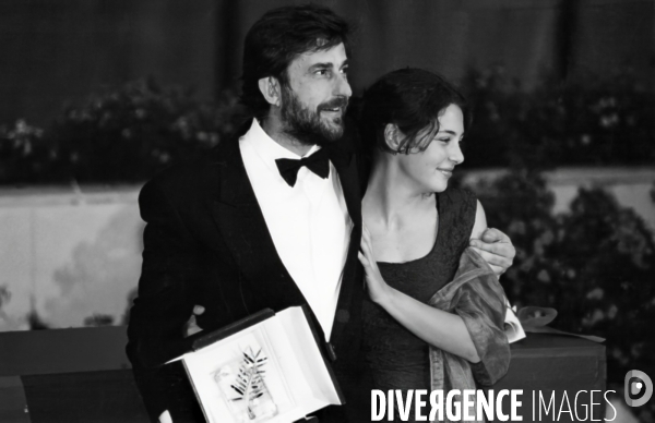 Le realisateur Nanni Moretti et l actrice Jasmine Trinca apres la remise de la Palme d Or du 54 eme Festival International du Fim Cannes 2001