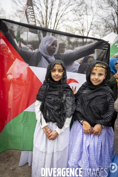 Départ de la marche pour la liberté  d’Ivry-sur-Seine à la prison de Kénitra au Maroc réalisée par Claude Mangin.