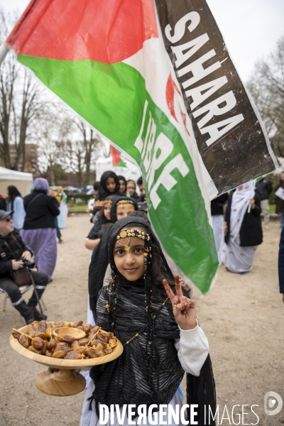 Départ de la marche pour la liberté  d’Ivry-sur-Seine à la prison de Kénitra au Maroc réalisée par Claude Mangin.