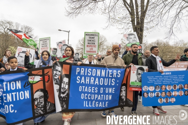 Départ de la marche pour la liberté  d’Ivry-sur-Seine à la prison de Kénitra au Maroc réalisée par Claude Mangin.