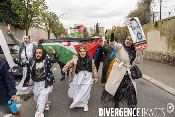 Départ de la marche pour la liberté  d’Ivry-sur-Seine à la prison de Kénitra au Maroc réalisée par Claude Mangin.