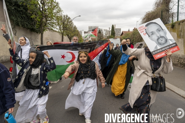 Départ de la marche pour la liberté  d’Ivry-sur-Seine à la prison de Kénitra au Maroc réalisée par Claude Mangin.