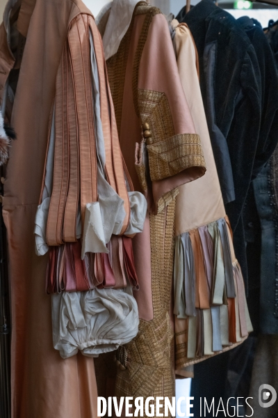 Ventes de costumes de scènes à la Comédie Française.