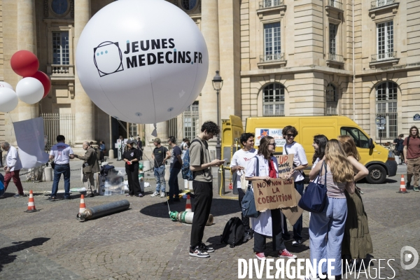 Manifestation de medecins contre la proposition de loi Garot