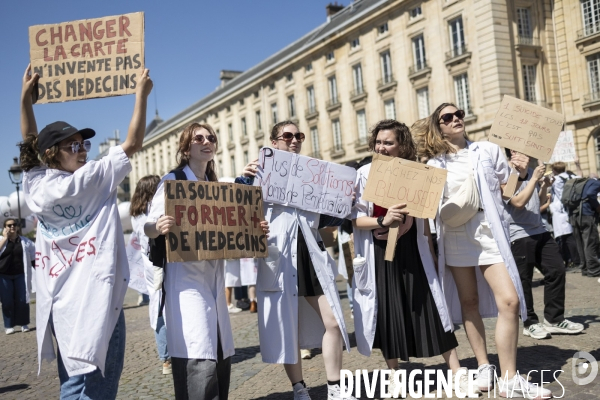 Manifestation de medecins contre la proposition de loi Garot